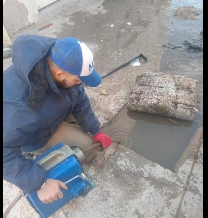 Destapación con máquina eléctrica en vereda