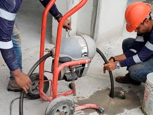 Destapación con máquina eléctrica en obra