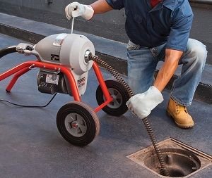 Destape de drenaje con máquina